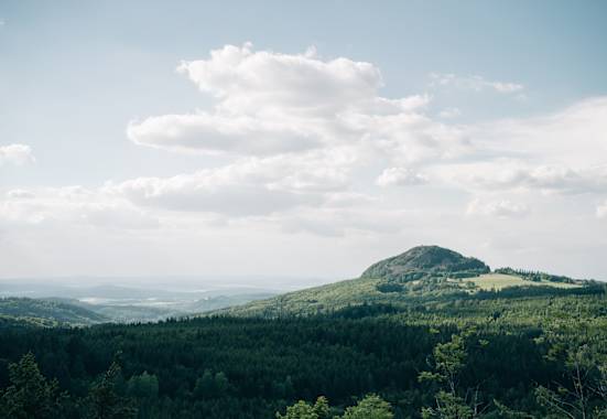Ausblick von der Enzianhütte Rhön mit der Milseburg