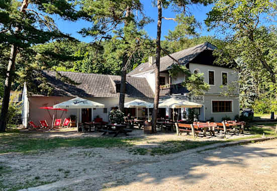Die Fesslhütte liegt ideal im Schatten der Bäume direkt am Welterbe-Steig Wachau.