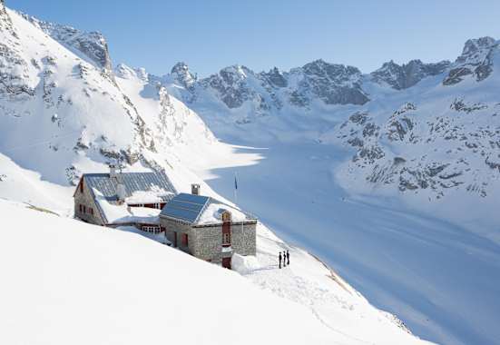 Die Fornohütte des SAC im Winter