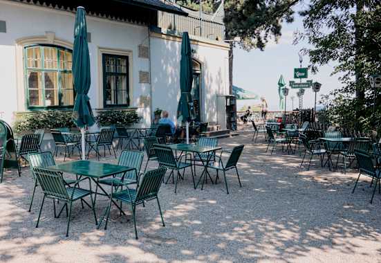 Sonnige Terrasse auf der Franz-Ferdinand-Hütte am Parapluiberg