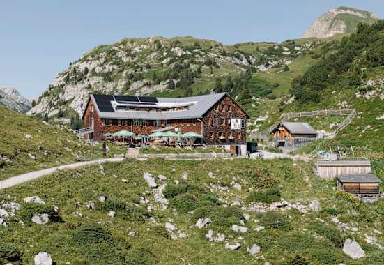 Die Freiburger Hütte (1.931 m) im Vorarlberger Lechquellengebirge liegt am Fuß der Roten Wand und etwas oberhalb des Formarinsees.