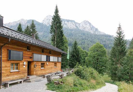 Die Fritz-Putz-Hütte (11.85 m) ist eine Selbstversorgerhütte in den Ammergauer Alpen.