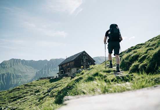 Die Neue Fürther Hütte hat ihren Platz neben dem Kratzenbergsee in der Venedigergruppe in Salzburg.