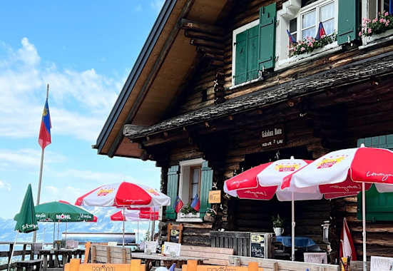 Die Gafadurahütte am Osthang des Rheintals oberhalb der Gemeinde Planken