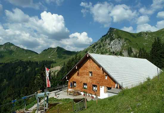 Die Gehrenalpe thront malerisch oberhalb von Reutte in den Allgäuer Alpen. 