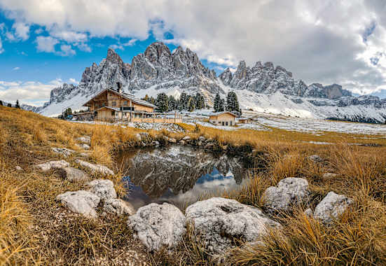 Traumhafte Kulisse vor den Südtiroler Dolomiten.