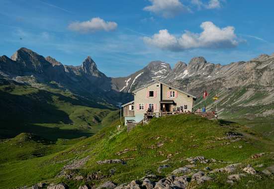 Die Glattalphütte umgeben von Gipfeln