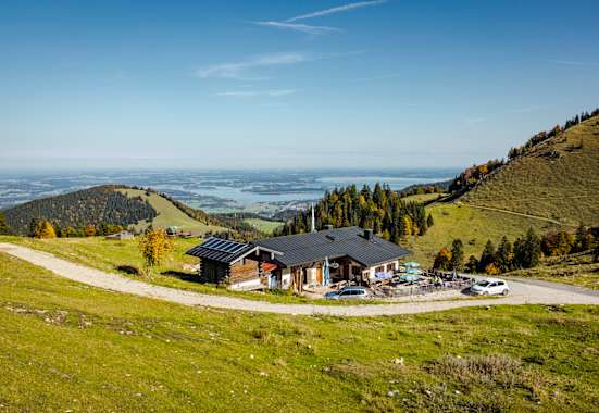 Die Gorialm liegt oberhalb von Aschau am Fuß der Kampenwand mit sensationellem Blick über den Chiemsee.