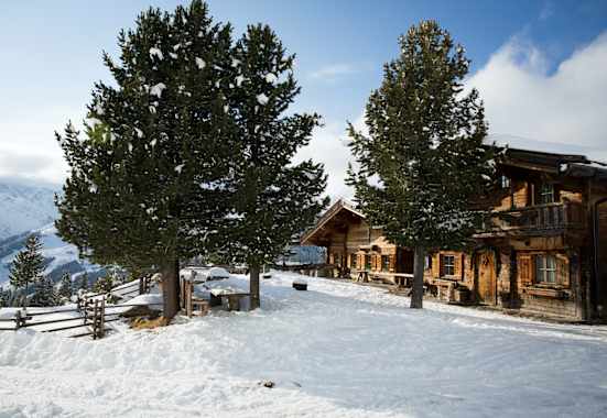 Die Grieralm im Winter mit den schönen alten Zirben.