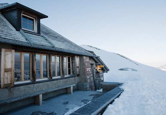 Die Grubenberghütte während der Abenddämmerung