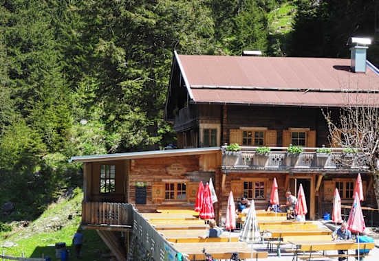 Die Sonnenterrasse der Grünen Wand Hütte im Stillupgrund