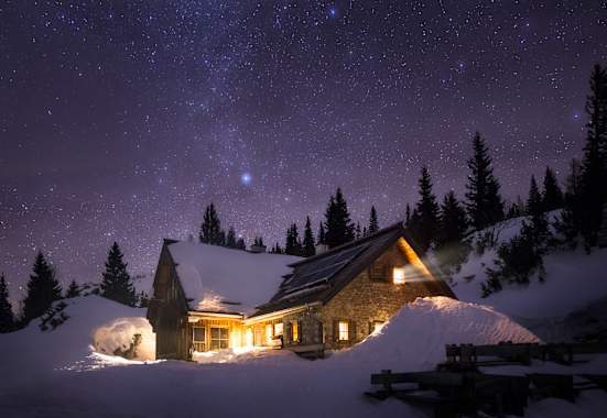 Die bewirtschaftete Häuslalm liegt in der Hochschwabgruppe in der Steiermark, eingebettet zwischen Buchbergkogel und dem Zinken, sanft auf einem Pass gelegen. 