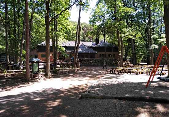 Die Hellerhütte steht an einem idyllischen Platz im Pfälzerwald. 