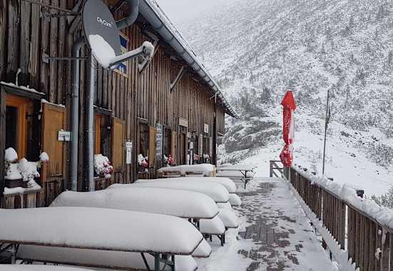 Eingeschneite Terrasse der Hesshütte