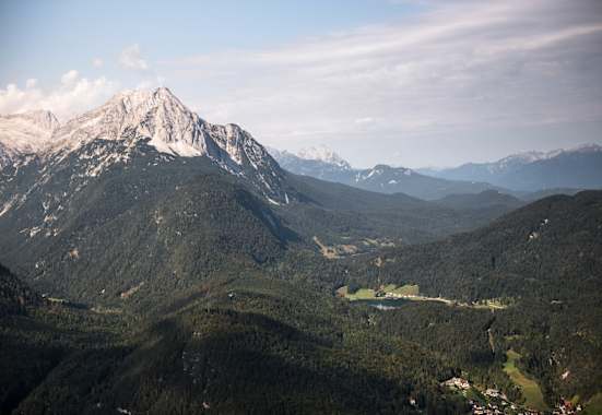 Blick auf den Lautersee und die Wettersteinspitzen