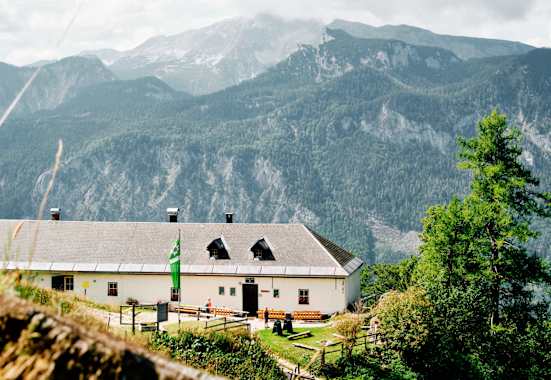 Die Hofalmhütte befindet sich in sehr schöner Lage direkt unterhalb des imposanten Gipfels des Großen Pyhrgas in den Ennstaler Alpen.