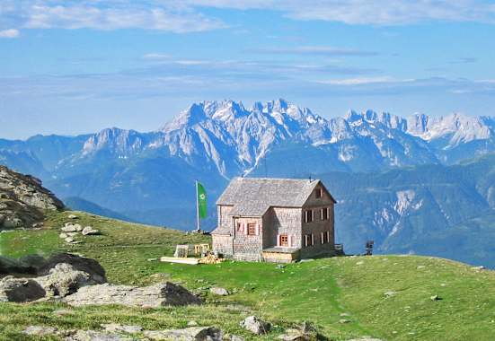 Die Hugo-Gerbers-Hütte (2.347 m) steht in der südwestlichen Kreuzeckgruppe über dem Oberdrautal in Kärnten.