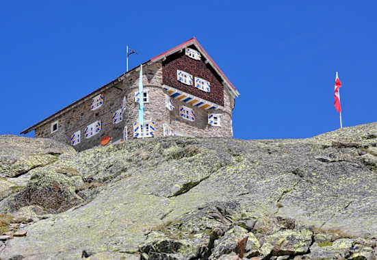 Am Fuße der höchsten Gipfel der Stubaier Alpen liegt die Siegerlandhütte.