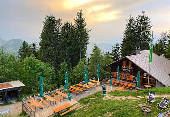 Die Hochälpelehütte (1.460 m) steht am Gipfel-Aufbau des Hochälple im Bregenzerwald am Bödele
