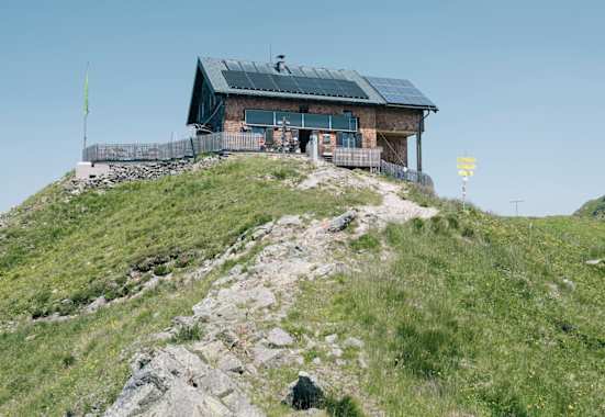 Die Kellerjochhütte thront über dem Unterinntal