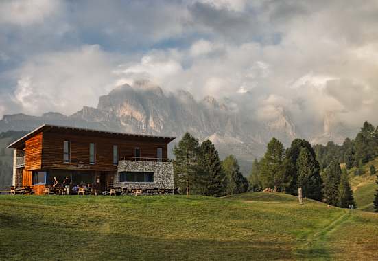 Die schön gelegene Juàc-Hütte
