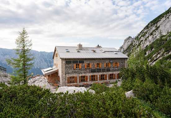 Die Blaueishütte (1.680 m) liegt unterhalb des Hochkalters