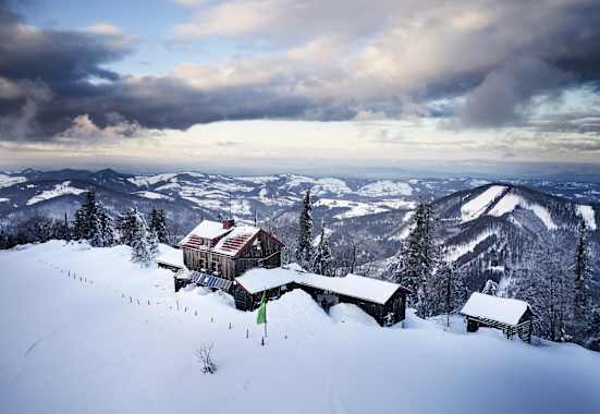Die schneebedeckte Julius-Seitner-Hütte unweit von Wien