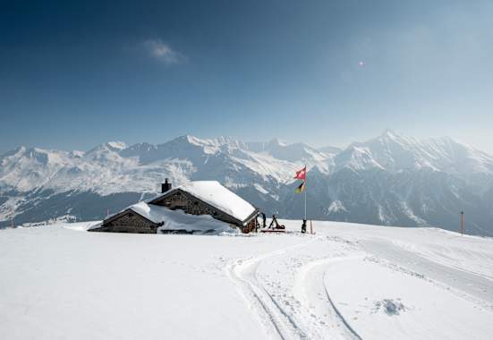 Die eingeschneite June Hütte