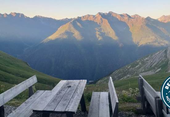 Das Kaiserjochhaus befindet sich direkt am Hauptkamm der Lechtaler Alpen.