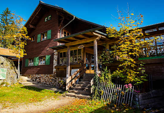 Die Kötztinger Hütte liegt auf einer Höhe von 1.034 m am Mittagstein/Kaitersberg im Bayrischen Wald.