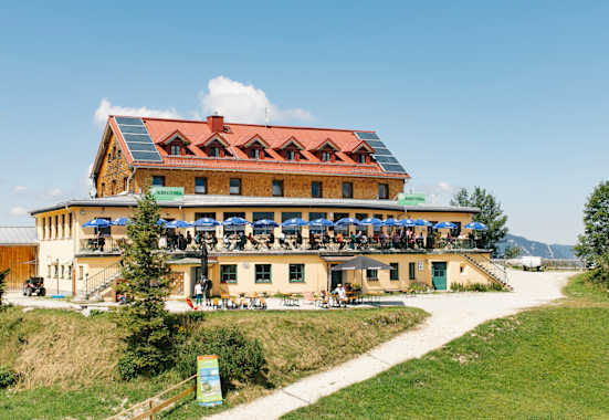 Die idyllische Berghütte Kreuzeckhaus liegt inmitten der oberbayerischen Alpen im Wettersteingebirge.