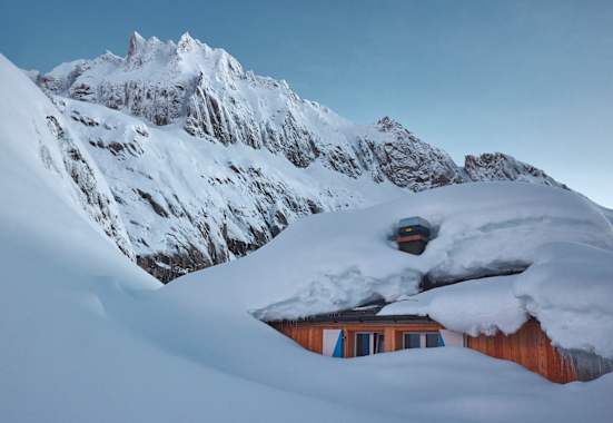 Meterhoher Schnee auf der Bächlitalhütte