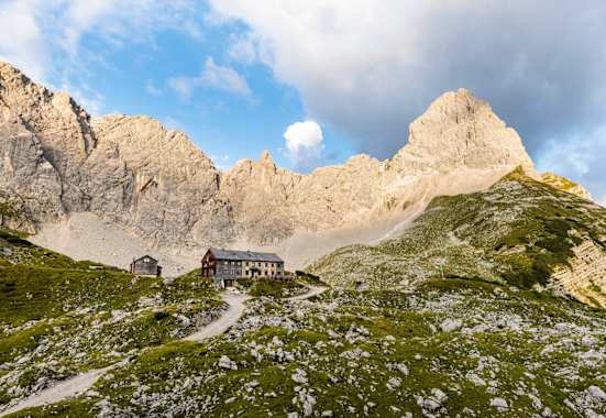 Lamsenjochhütte mit Lamsenspitze im Hintergrund