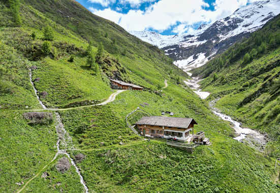 Die Lasnitzenhütte am Fuße der Lasörlinggruppe in Osttirol