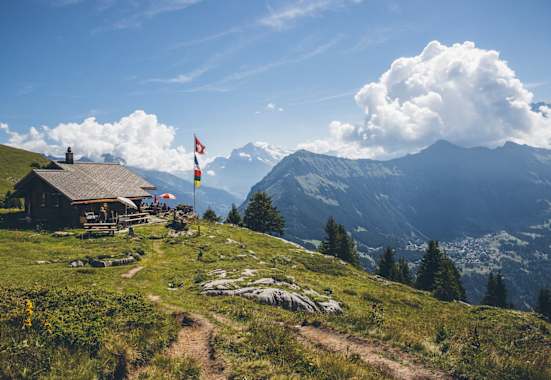 Die Suls-Lobhornhütte befindet sich nordöstlich der Lobhörner auf einem Hochplateau der Sulsalp.