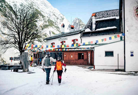 Das Alpengasthaus St. Magdalena im Halltal im Winter
