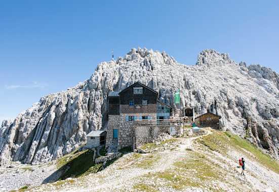 Die Meilerhütte (2.366 m) befindet sich unmittelbar am Wettersteinkamm direkt auf einem Grat im Dreitorspitzgatterl.