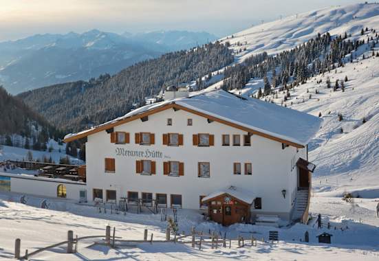 Die Meraner Hütte ist auch im Winter ein beliebtes Ausflugsziel.