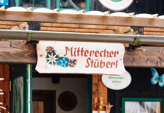 Die Jausenstation Mittereckstüberl liegt im oberösterreichischen Salzkammergut in einem Talkessel des Niedermittereckers.