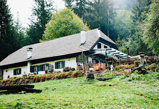 Die Jausenstation Moaralm liegt am Fuße des Traunsteins im oberösterreichischen Salzkammergut.