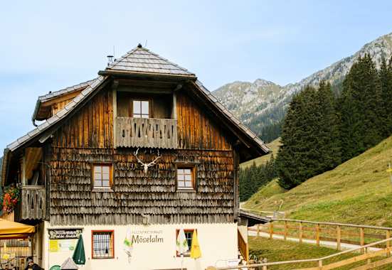 Die Möselalm liegt in den Gailtaler Alpen und ist von Weißbriach im Gitschtal und auch von Kirchbach im Gailtal aus erreichbar.