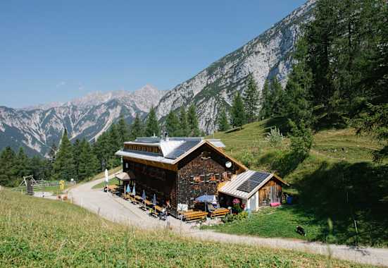 Südwestlich unterhalb der Solsteine und hoch über Zirl im Inntal gelegen ist die Neue Magdeburger Hütte.