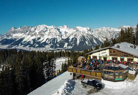Onkel Willy's Hütte vor der traumhaften Kulisse des Dachsteinmassives
