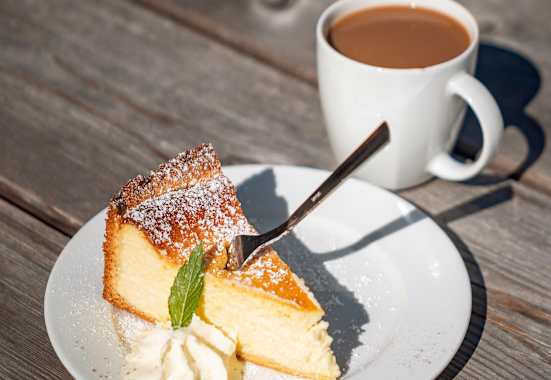 Kaffee und Kuchen dürfen natürlich bei Rast auf der Passauer Hütte nicht fehlen.