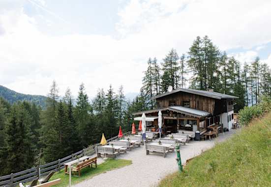 Die Pfaffenhofer Alm hoch über dem gleichnamigen Ort im Oberinntal