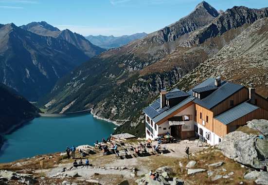 Plauener Hütte mit dem Zillergründlsee