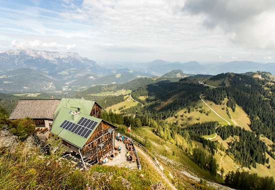 Ursprünglich hätte es Göllhaus heißen sollen, wurde dann aber nach dem legendären Alpinisten Ludwig Purtscheller benannt.