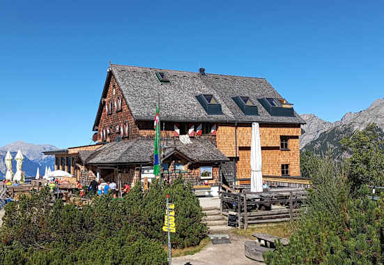 Peter-Wiechenthaler-Hütte, neu mit Zubau