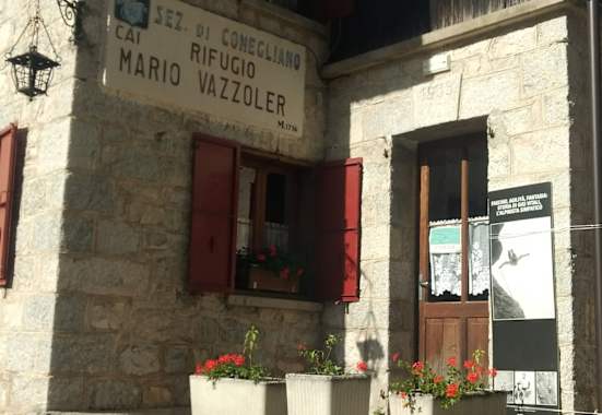 Eingang des Rifugio Vazzoler
