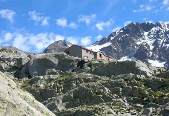 Die Hütte und der Monte Disgrazia